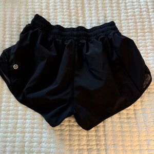 LULULEMON SIZE 4 HOTTY HOT SHORTS